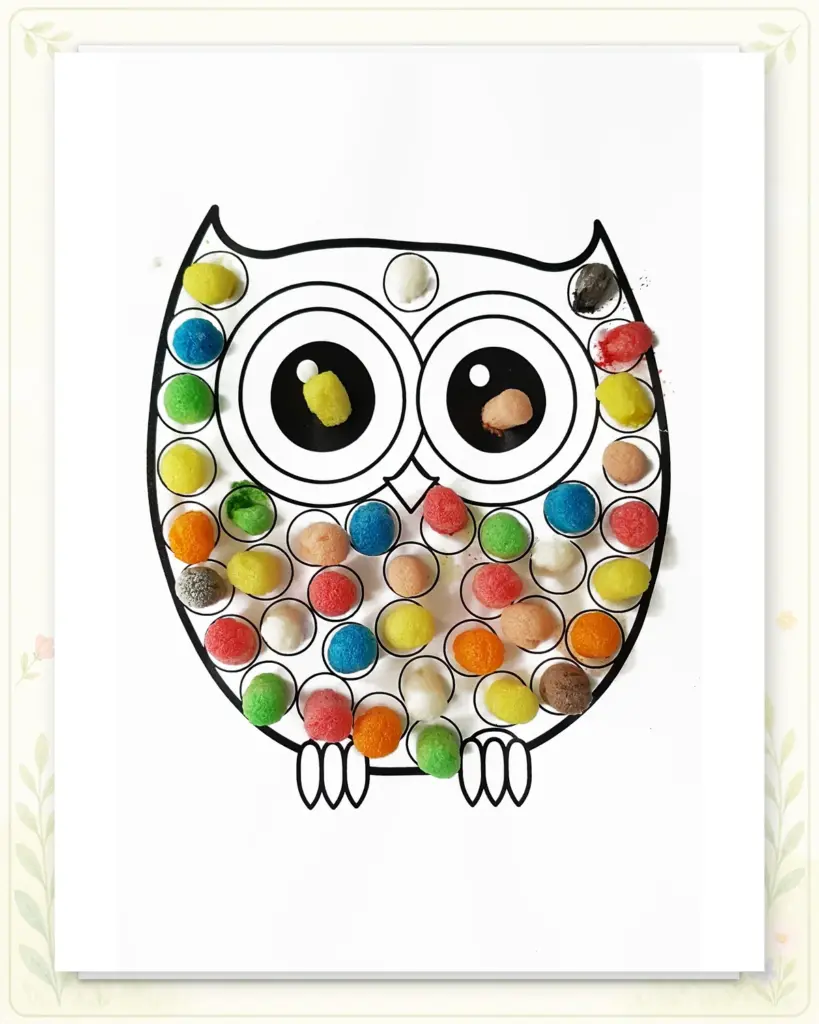 Eulenmotiv aus dem Fingerstempelbuch mit buntem PlayMais beklebt
